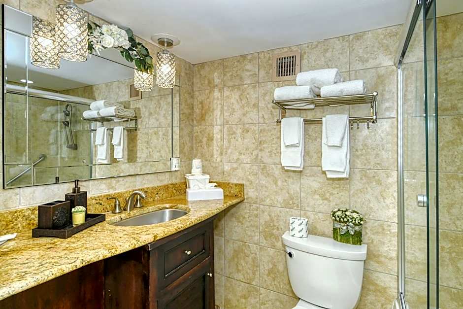 Waterfront Room, Heated Pool, Tiki Bar & Grill