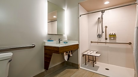 Queen Room with Two Queen Beds and Shower - Hearing Accessible/Non-Smoking