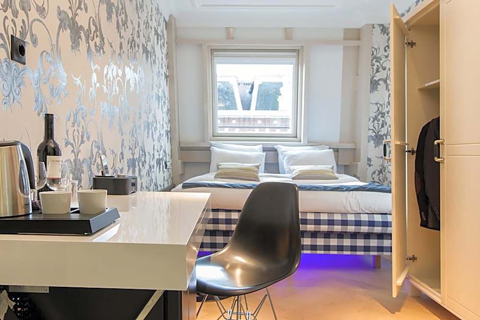 Amsterdam Canal Hotel