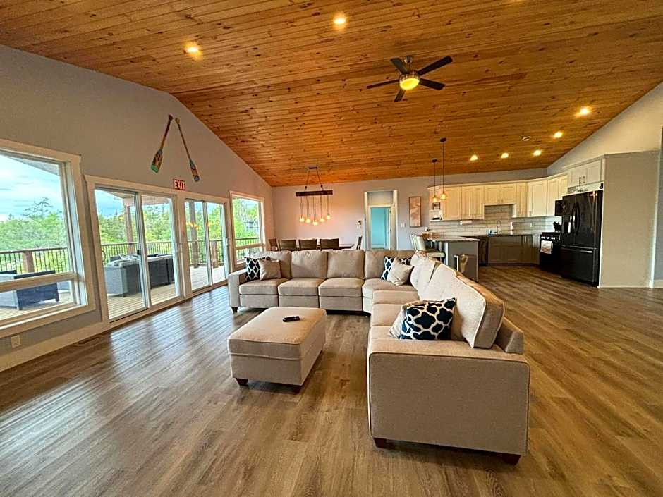 Luxury Lakefront Escape w Games Room