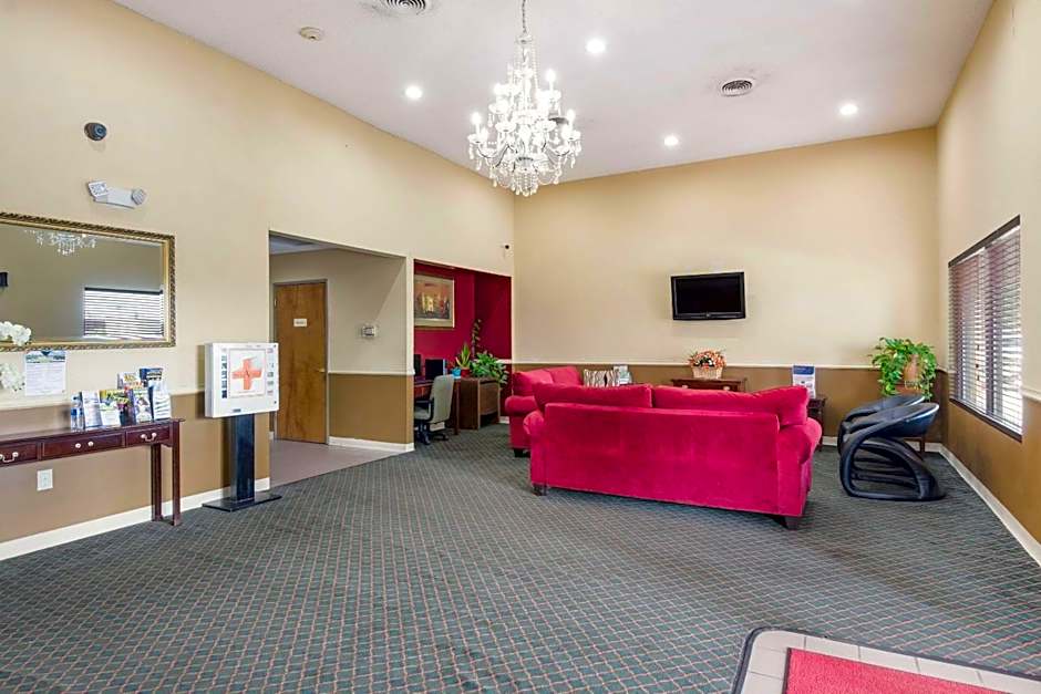 Econo Lodge Inn & Suites East