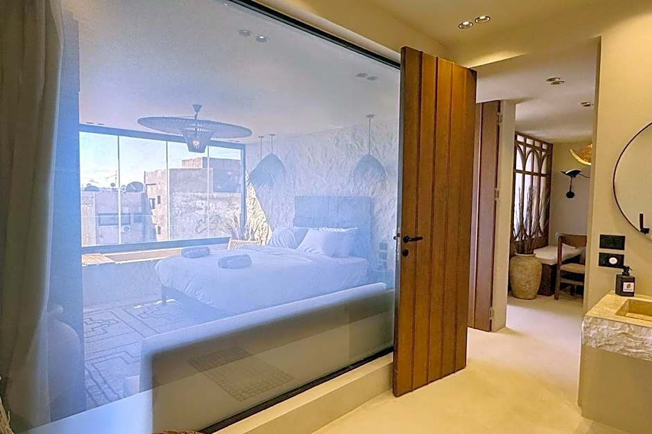 The 2 BDR Pyramids Vista w Bathtub