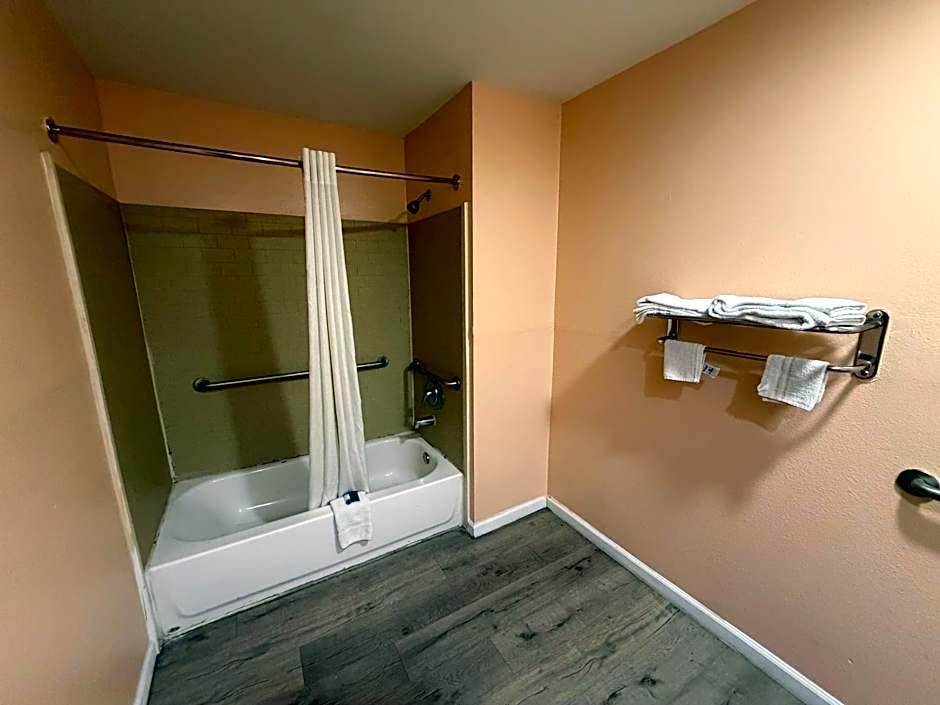 Paradise Inn & Suites