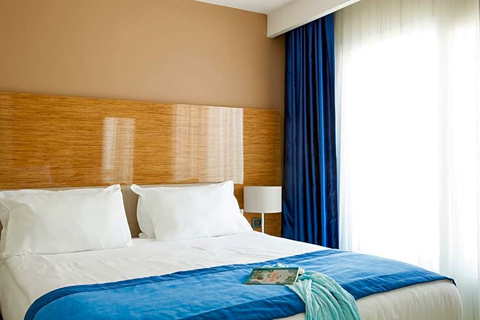 Bellazure Hotel