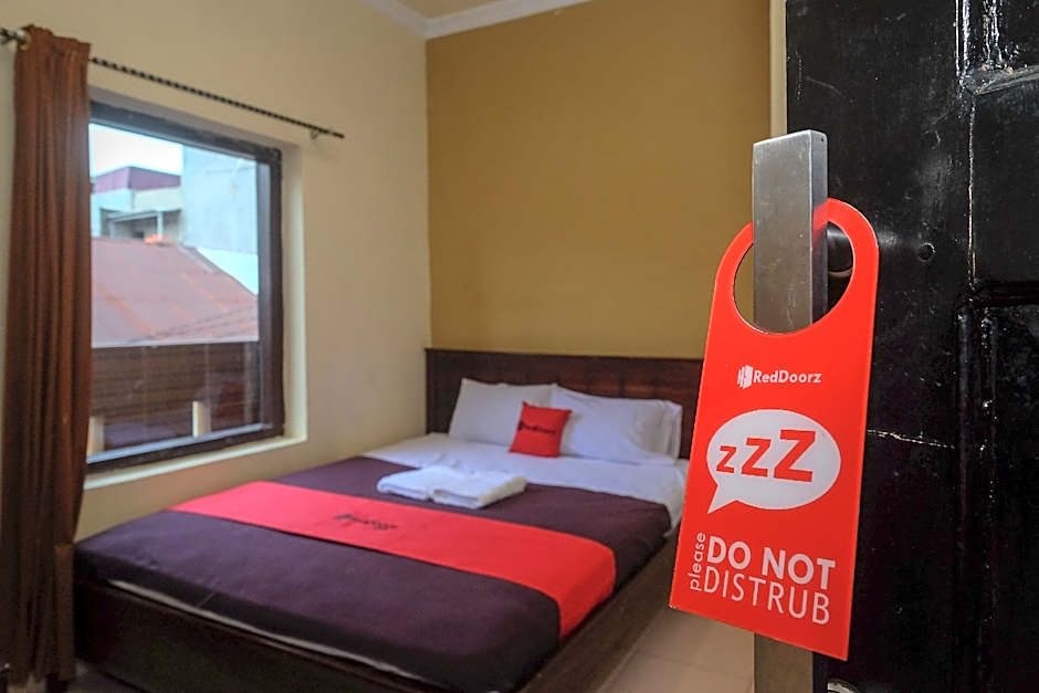 RedDoorz @ Hotel Rich Parepare near Pantai Mattirotasi