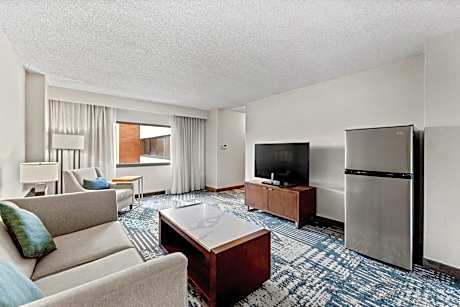 One-Bedroom Suite with Two Queen Beds and Kitchenette