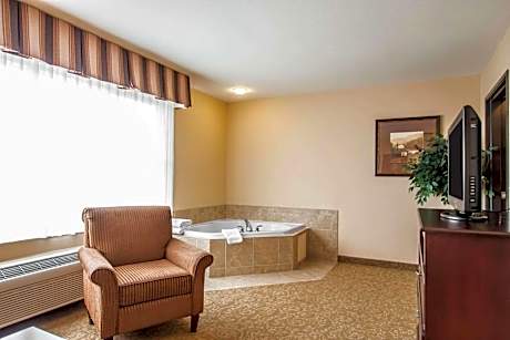 1 King Bed, Suite, Nonsmoking, Upgrade