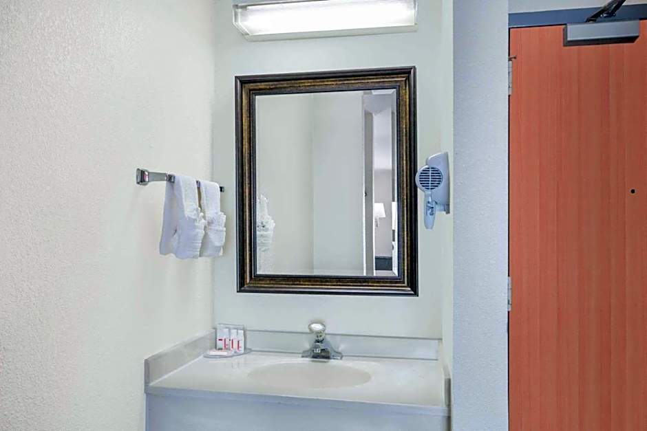 Clarion Pointe - Greensboro Coliseum Area