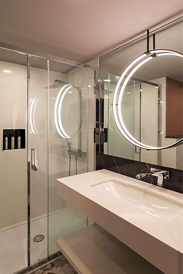 Montcalm East, Autograph Collection