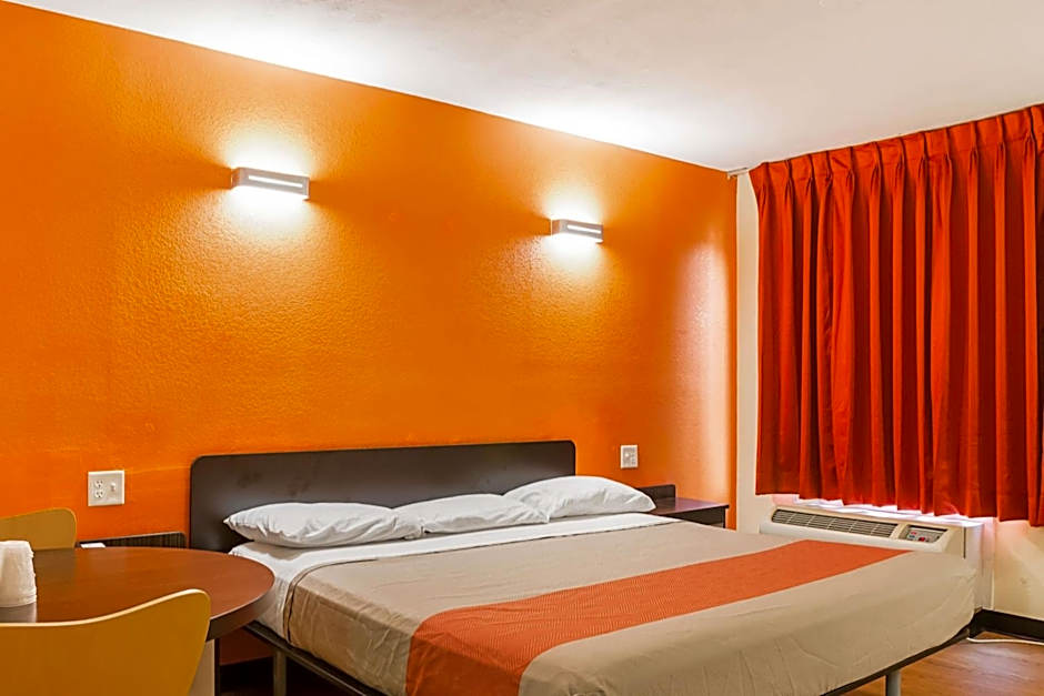 Motel 6-New Orleans, LA - Near Downtown