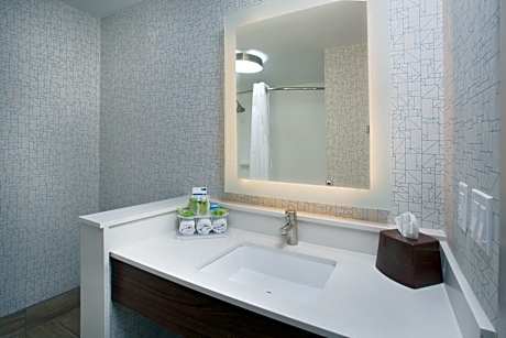 Standard Queen Room with Two Queen Beds and Mobility Accessible Tub