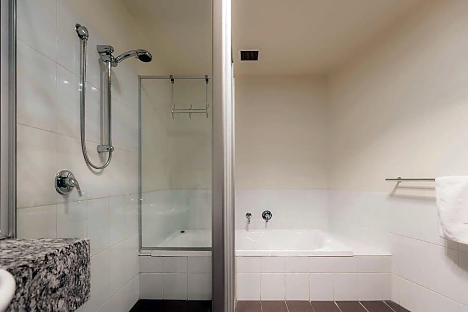 Inner-city 2 bedroom apartment - perfectly located