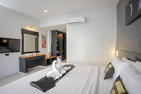 Deluxe Double or Twin Room with Pool Access