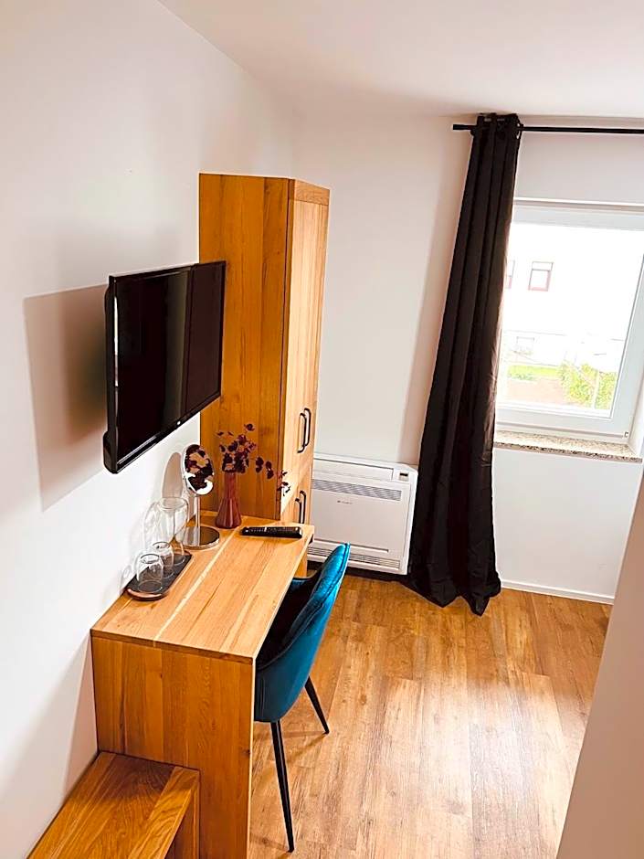 PJ Hotel Cerklje - 5min to Airport - Free Parking