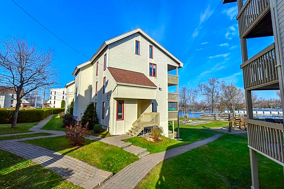 Magog Waterfront Condo