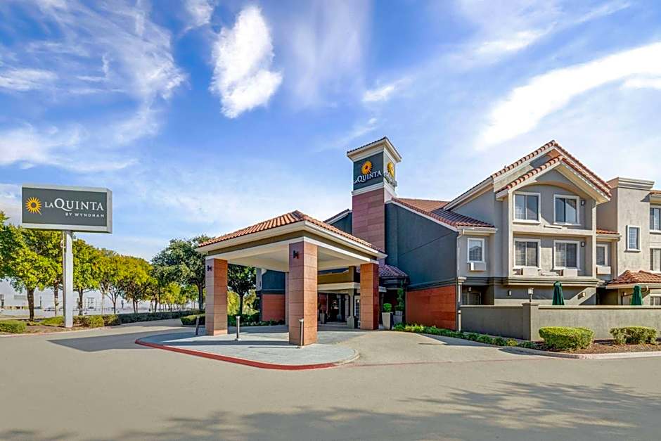 La Quinta Inn & Suites by Wyndham Dallas Dfw Airport North