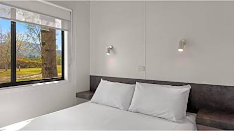 Deluxe 2 Bedroom (2 Queens) – Sleeps 4