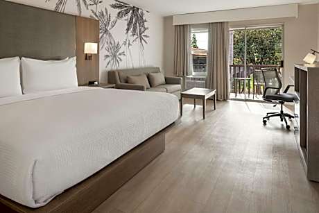 Executive King Room with Sofa Bed and Courtyard View