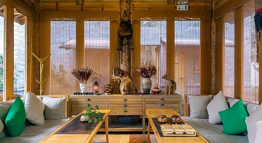 Arro Khampa by Zinc Journey Lijiang