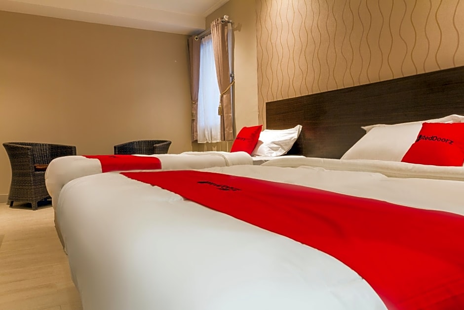 RedDoorz Plus @ Dipatiukur