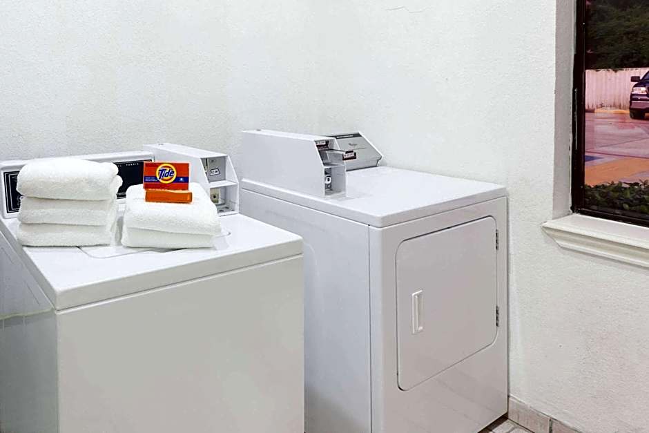 Days Inn & Suites by Wyndham Pasadena