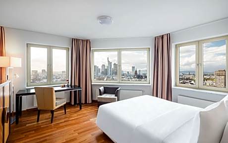Queen Room with Skyline View