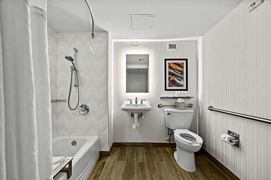 DoubleTree by Hilton New York JFK Airport