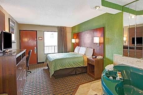 1 King Bed Suite Smoking