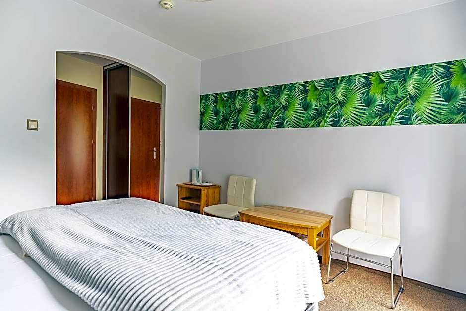 Nefryt - lodówka i czajnik w pokoju, dwa aneksy kuchenne ogólnodostępne, duży parking