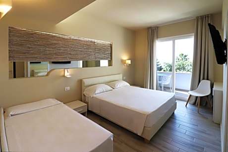 Deluxe Triple Room with Sea View