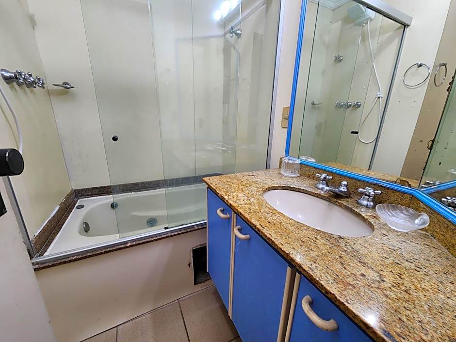 Lindo Flat Capitania Varam , WI FI , 2 aparelhos de ar condicionado , serviço de praia , enorme sacada com vista ao mar e telas de proteção para as crianças , 3 piscinas