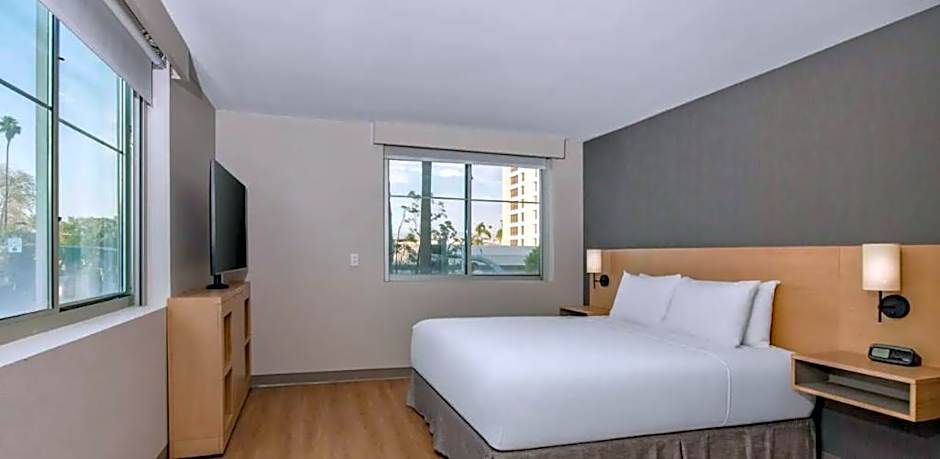 Hyatt Place Riverside Downtown