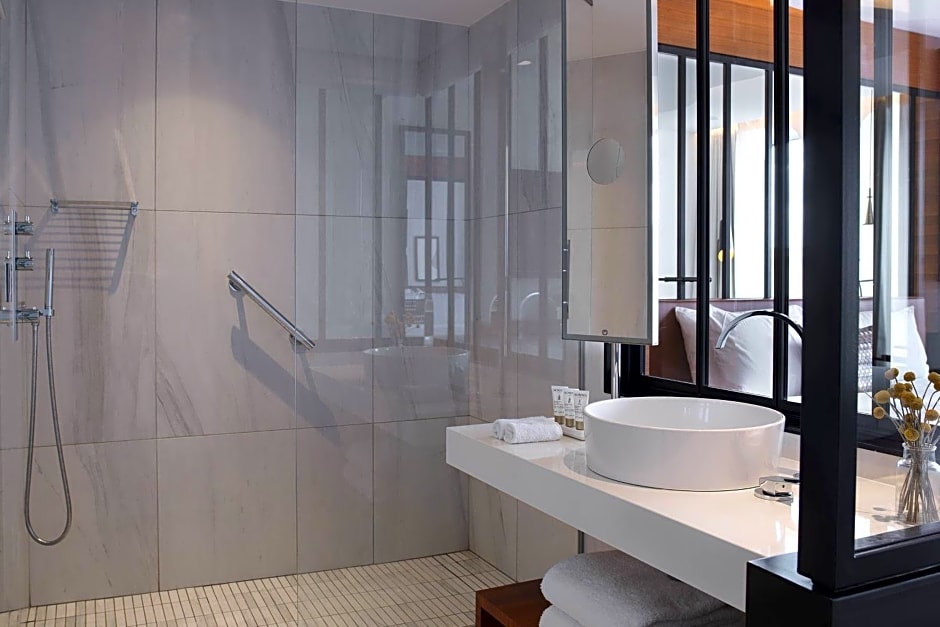 Renaissance by Marriott Paris Republique Hotel