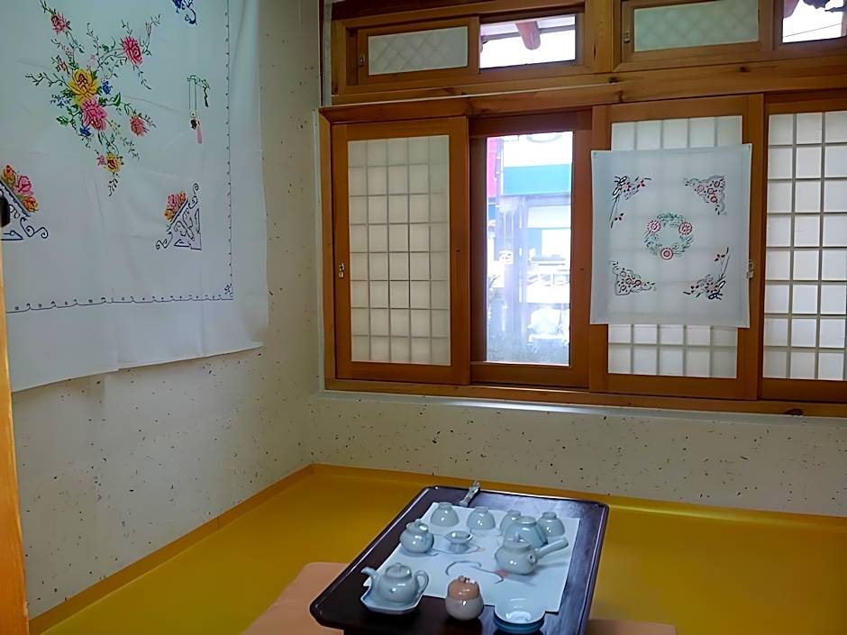 Gallery Jin Hanok Guesthouse