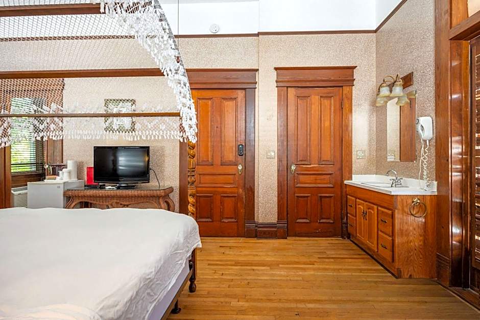 Deluxe King - Curry Mansion with Pool!