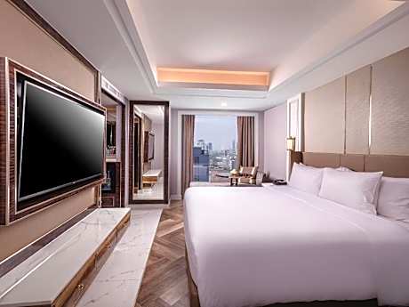 Premier King room with City View