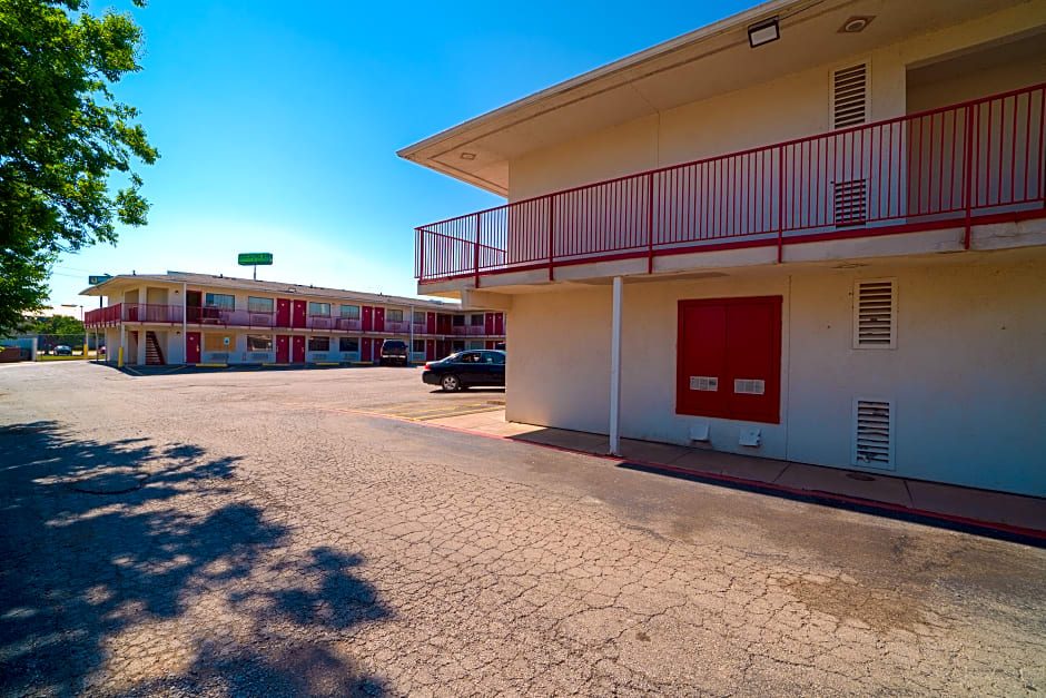 OYO Hotel Wichita Falls I-44 at Maurine St