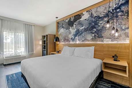 King Room with Bath Tub - Mobility Accessible