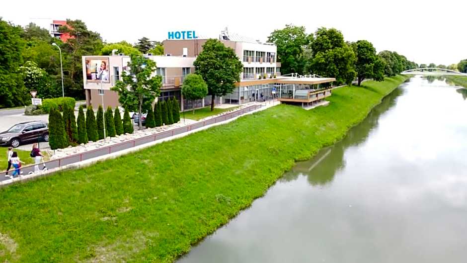 Hotel River