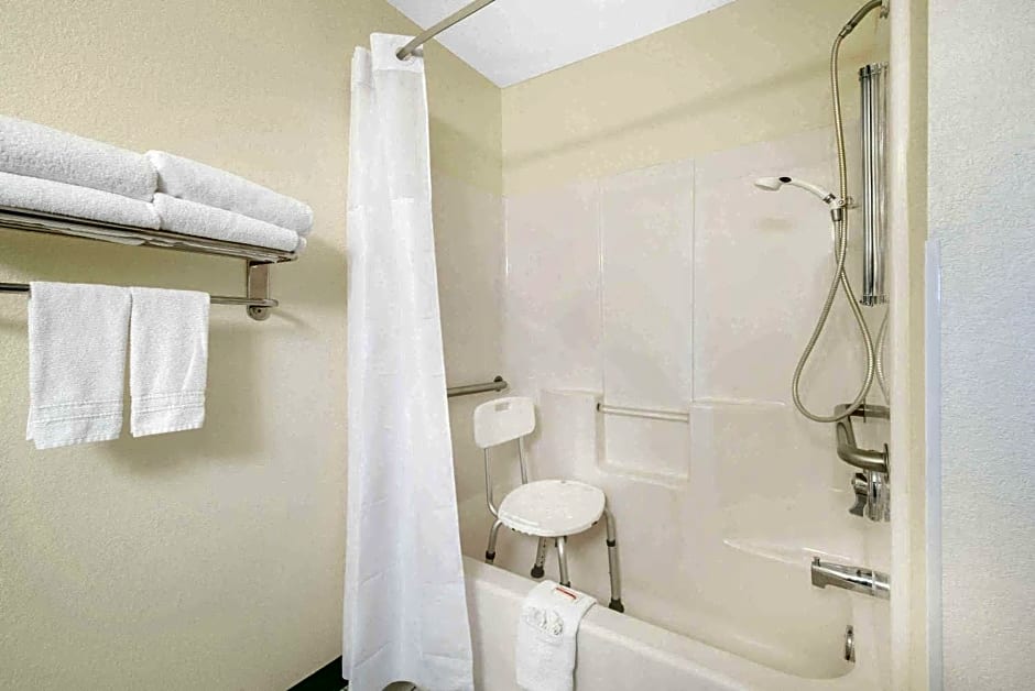 Days Inn & Suites by Wyndham Fargo 19th Ave/Airport Dome