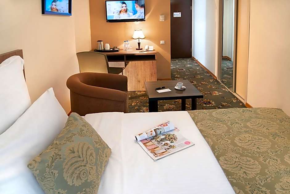 Ani Plaza Hotel
