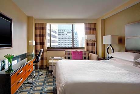 Traditional King Room with Roll-in Shower - Mobility Accessible