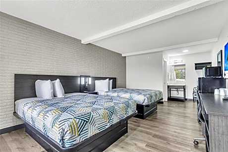 Queen Room with Two Queen Beds - Disability Access - Roll In Shower