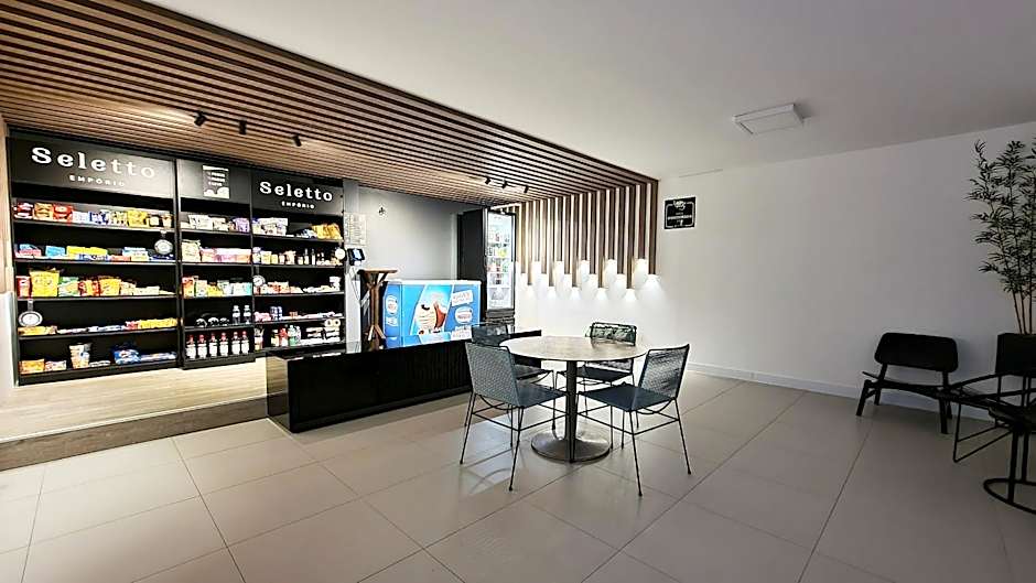 Espaço c/ piscinas e vista panorâmica da Praia