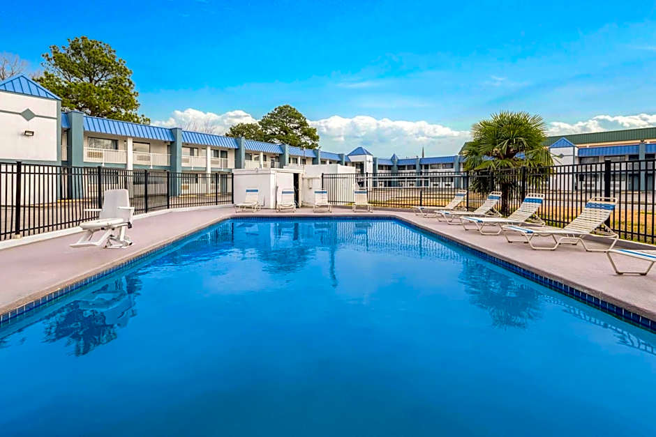 Super 8 by Wyndham Portsmouth - Norfolk