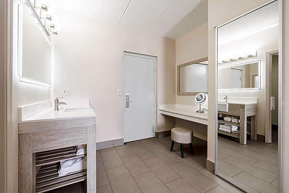 Oakfield Inn & Suites Rochester, an Ascend Collection Hotel