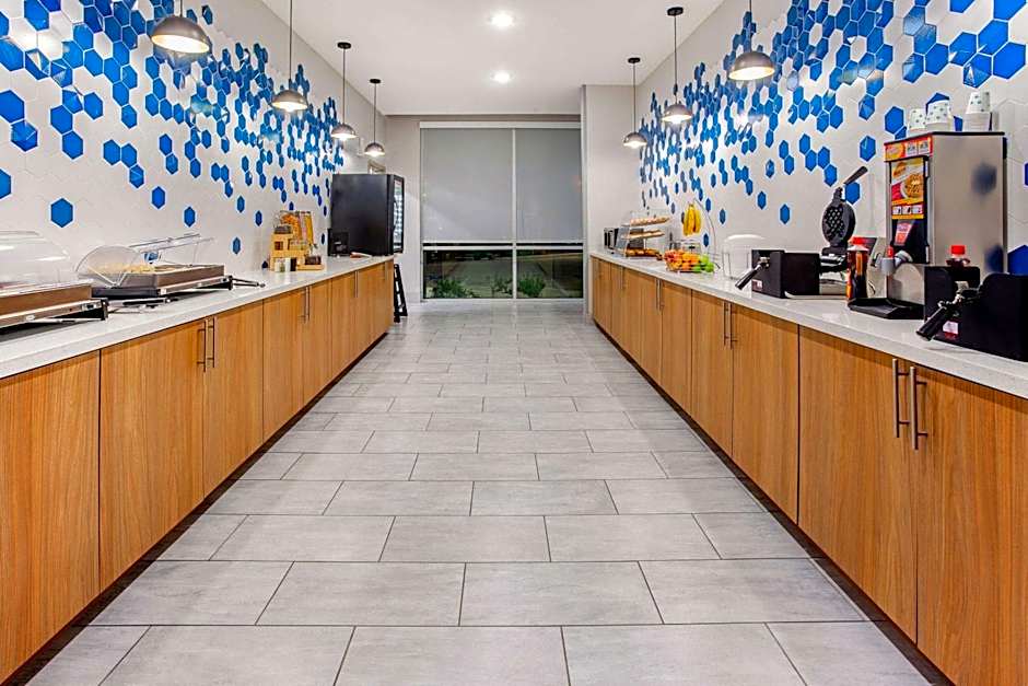 La Quinta Inn & Suites by Wyndham San Antonio Alamo City