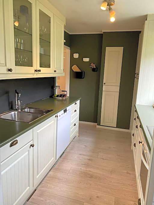 Landlig enebolig med utsikt