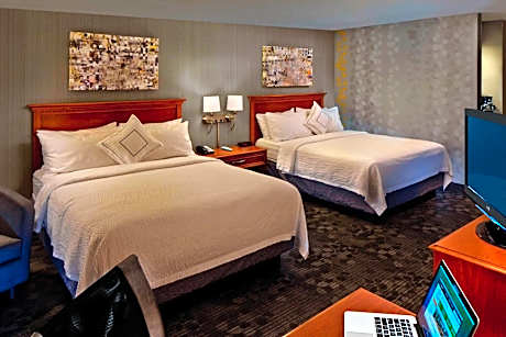 Queen Room with Two Queen Beds and Adapted Tub - Mobility Accessible
