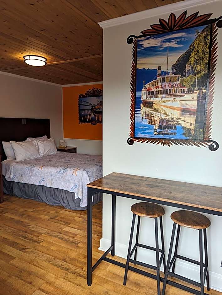 Riverboat Inn & Suites